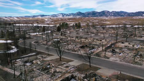 Antena-Revela-Casas-Quemadas-Destruidas-Y-Barrios-En-Ruinas-Tras-El-Incendio-Marshall-En-Louisville,-Superior-Y-Boulder,-Colorado