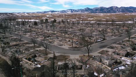 Aerial-Reveals-Destroyed-Burned-Homes-And-Neighborhoods-In-Ruin-Following-The-Marshall-Fire-In-Louisville,-Superior-And-Boulder,-Colorado