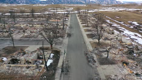 Luftaufnahmen-Zeigen-Zerstörte-Niedergebrannte-Häuser-Und-Zerstörte-Wohngegenden-Nach-Dem-Marshall-Feuer-In-Louisville,-Superior-Und-Boulder,-Colorado