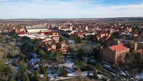 Aufsteigende-Antenne-über-Dem-Boulder-Campus-Der-Universität-Von-Colorado-Im-Winter