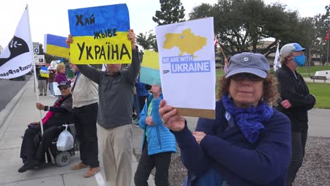 Demonstranten-Versammeln-Sich,-Um-Nach-Der-Russischen-Invasion-Zeichen-Zur-Unterstützung-Der-Ukraine-Zu-Halten
