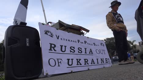 Demonstranten-Versammeln-Sich,-Um-Nach-Der-Russischen-Invasion-Schilder-Zur-Unterstützung-Der-Ukraine-Zu-Halten,-Wobei-Ein-Schild-Putin-Als-Mörder-Identifiziert
