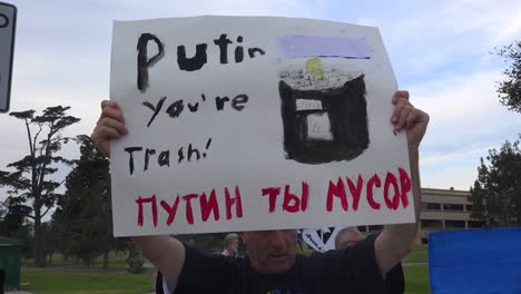 Ein-Demonstrant-Identifiziert-Putin-Während-Eines-Antikriegsprotestes-Nach-Russlands-Invasion-In-Der-Ukraine-Als-Müll
