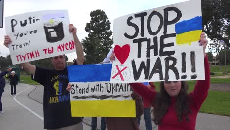 Ein-Pazifist-Hebt-Ein-Schild-Mit-Der-Aufschrift-Stoppt-Den-Krieg-Während-Eines-Protestes-Gegen-Die-Russische-Invasion-In-Der-Ukraine