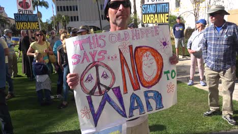 Ein-Mann-Hält-Ein-Anti-Kriegs-Schild,-Auf-Dem-Steht,-Dass-Er-Ein-Alter-Hippie-Bei-Einer-Friedenskundgebung-In-Der-Ukraine-In-Santa-Barbara,-Kalifornien,-Ist