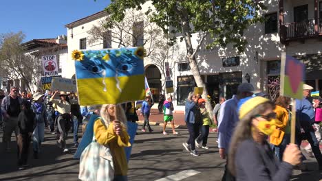 Manifestantes-Ucranianos-Por-La-Paz-Marchan-En-Las-Calles-De-Santa-Bárbara,-California-Para-Protestar-Contra-La-Guerra-De-Rusia-En-Ucrania
