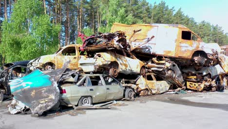 Antenne-Von-Zerstörten-Und-Verbrannten-Autos,-Die-Auf-Einem-Haufen-Sitzen,-Viele-Mit-Einschusslöchern-Von-Russischer-Aggression,-Irpin-Ukraine
