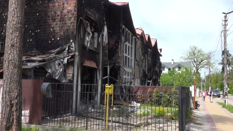 Zerstörte-Gebäude-Entlang-Einer-Straße-In-Irpin-Ukraine-Nach-Der-Russischen-Besetzung