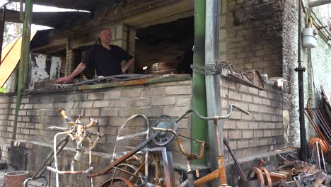 Ein-Mann-Steht-In-Den-Ausgebrannten-Und-Zerstörten-Überresten-Seines-Hauses-Nach-Dem-Russischen-Beschuss-In-Irpin,-Ukraine