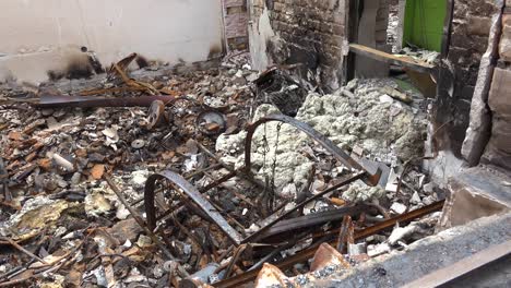 Die-Zerstörten-überreste-Eines-Hauses-Nach-Russischem-Beschuss-Und-Aggression-In-Irpin,-Ukraine