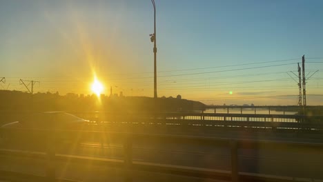 Kiew-Ukraine-Aus-Der-Sicht-Eines-Zuges,-Der-Bei-Sonnenuntergang-Den-Fluss-Dnipro-überquert