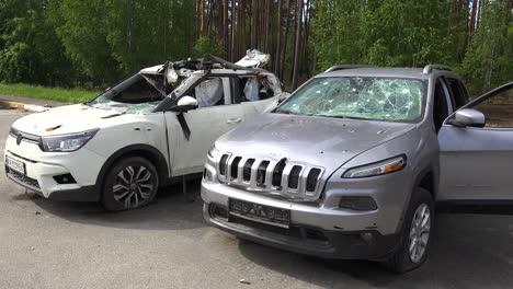 Autos-Sind-Während-Der-Russischen-Besatzung-Entlang-Einer-Straße-In-Der-Ukraine-Von-Einschusslöchern-übersät