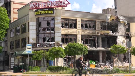 Ein-Zerstörtes-Marktgeschäft-Mit-Zerbrochenen-Fenstern-Im-Kiewer-Stadtteil-Irpin-Während-Des-Ukrainekrieges
