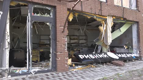 Ein-Zerstörtes-Marktgeschäft-Mit-Zerbrochenen-Fenstern-Im-Kiewer-Stadtteil-Irpin-Während-Des-Ukrainekrieges