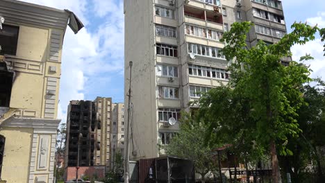 Incline-Hacia-Arriba-Los-Bloques-De-Apartamentos-Destruidos-En-Irpin,-Ucrania-Como-Resultado-De-La-Invasión-Y-Agresión-Rusas