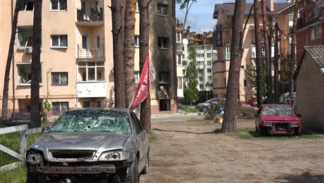 Geparkte-Autos-Werden-In-Einem-Verwüsteten-Viertel-In-Irpin,-Ukraine,-Mit-Einschusslöchern-Bombardiert