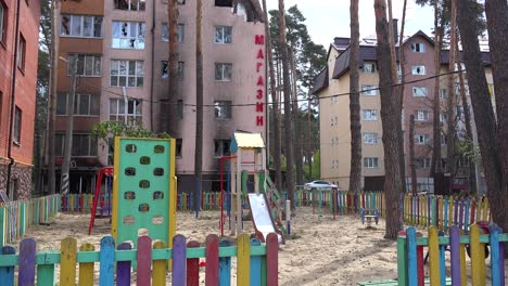 In-Einem-Apartmentkomplex-In-Irpin,-Ukraine,-Werden-Eine-Schule-Und-Ein-Spielplatz-Zerstört