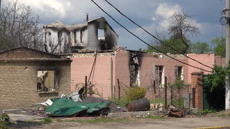 Wohnhäuser-Und-Häuser-Werden-Durch-Russische-Angriffe-In-Einem-Stadtteil-Von-Irpin,-Ukraine,-Niedergebrannt