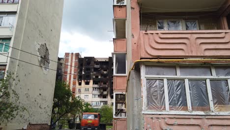 Dolly-Enthüllt-Ein-Stark-Beschädigtes-Wohnhaus-In-Irpin,-Ukraine,-Als-Ergebnis-Des-Schweren-Beschusses-Und-Der-Bombardierung-Durch-Russische-Streitkräfte