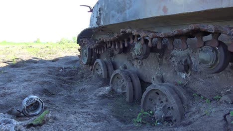 Ein-Zerstörter-Russischer-Panzer-Rostet-Auf-Dem-Schlachtfeld-In-Der-Nähe-Von-Moschun,-Ukraine