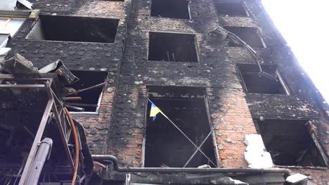 Disparo-Notable-De-La-Bandera-Ucraniana-En-El-Alféizar-De-La-Ventana-Quemada-Del-Complejo-De-Apartamentos-Destruido-En-Irpin-Kyiv-Ucrania