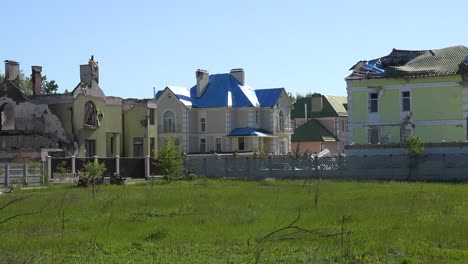 Ein-Moderner-Wohnkomplex-In-Moschun-Wird-Während-Des-Krieges-In-Der-Ukraine-Durch-Russischen-Beschuss-Und-Bombenangriffe-Zerstört