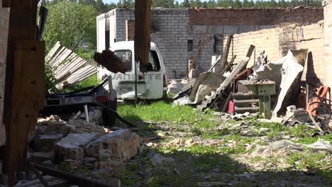 Una-Casa-Ucraniana-Es-Destruida-Por-Bombardeos-Rusos-En-La-Ciudad-De-Moschun,-Ucrania