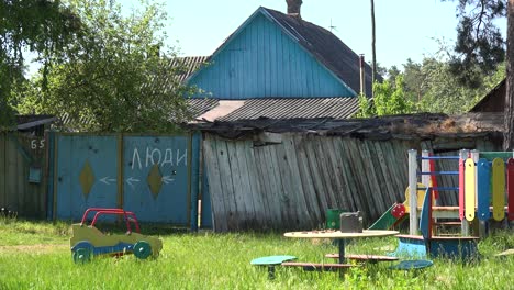 Ein-Zerstörtes-Haus-In-Moschun-Hat-Ein-Schild-Am-Tor-Auf-Russisch,-Das-Besagt,-Dass-Dort-Während-Des-Ukrainekrieges-Leute-Leben