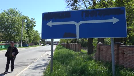Autobahn-Verkehrszeichen-Werden-In-Der-Ukraine-Verdeckt,-Um-Russische-Invasoren-Während-Des-Krieges-In-Der-Ukraine-Zu-Verwirren