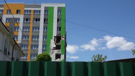 Un-Moderno-Edificio-De-Apartamentos-Golpeado-Por-Bombardeos-Rusos-En-La-Ciudad-De-Hostomel-Durante-La-Guerra-En-Ucrania
