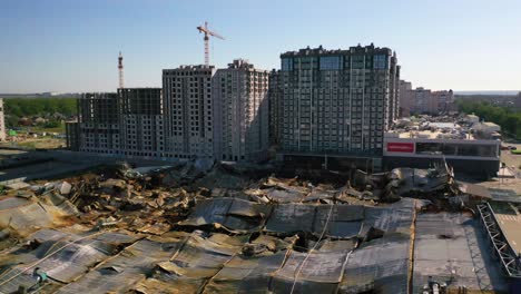 Impactante-Antena-De-Un-Centro-Comercial-Destruido-Por-Ataques-Con-Cohetes-Rusos-En-Kyiv,-Ucrania