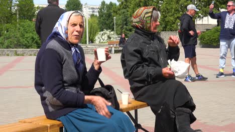 Alte-Ukrainische-Flüchtlingsfrauen-Genießen-Eine-Erfrischung-In-Borodyanka,-Ukraine,-Nach-Russischen-Luftangriffen,-Die-Den-Größten-Teil-Ihrer-Stadt-Zerstört-Haben