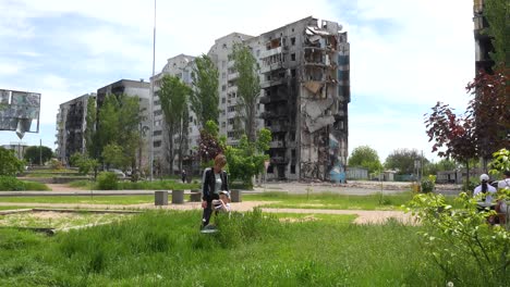 Una-Madre-Cuida-A-Su-Hijo-En-Borodianka,-Borodyanka,-Ucrania-Con-Edificios-De-Apartamentos-Bombardeados-Y-Disparados-Con-Cohetes-Donde-Cientos-Fueron-Asesinados-Por-La-Ocupación-Rusa