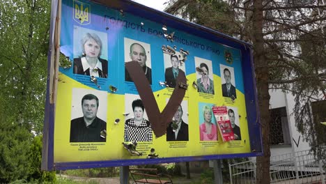 Der-Stadtrat-Von-Borodyanka,-Ukraine,-Lässt-Seine-Bilder-Während-Der-Gewaltsamen-Besetzung-Ihrer-Stadt-Mit-Russischen-V-symbolen-Unkenntlich-Machen