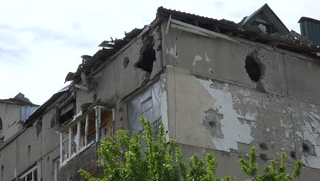Ein-Mehrfamilienhaus,-Das-Während-Des-Krieges-In-Der-Ukraine-Von-Russischen-Besatzern-Massiv-Beschossen-Wurde