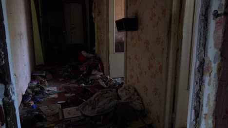 Gespenstische-Innenräume-Eines-Ausgebombten-Wohnkomplexes-In-Borodyanka,-Ukraine