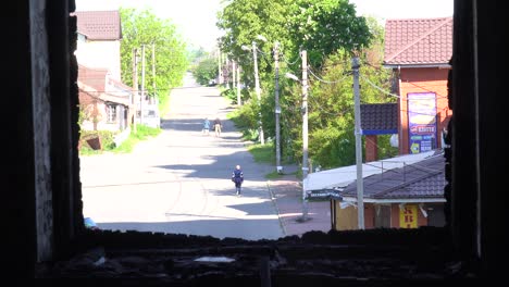 Gespenstische-Innenräume-Eines-Ausgebombten-Wohnkomplexes-In-Borodyanka,-Ukraine
