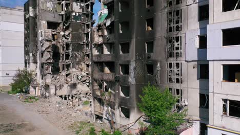 Luftaufnahmen-Von-Borodyanka,-Ukraine,-Bombardierten-Und-Beschossen-Wohnhäuser,-In-Denen-Hunderte-Durch-Die-Russische-Besatzung-Getötet-Wurden