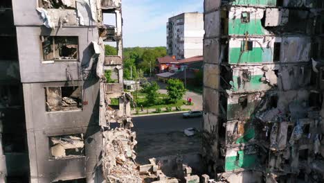 Die-Aufsteigende-Antenne-Von-Borodyanka,-Ukraine,-Bombardierte-Und-Beschoss-Wohngebäude,-In-Denen-Hunderte-Durch-Die-Russische-Besatzung-Getötet-Wurden