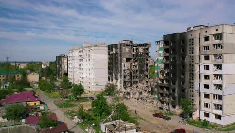 Luftaufnahmen-Von-Borodyanka,-Ukraine,-Bombardierten-Und-Beschossen-Wohnhäuser,-In-Denen-Hunderte-Durch-Die-Russische-Besatzung-Getötet-Wurden