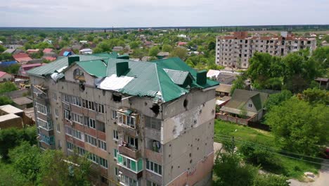 Luftaufnahme-Von-Makariw,-Ukraine-Bombardierte-Und-Beschoss-Wohngebäude-Während-Der-Russischen-Invasion-Und-Besetzung