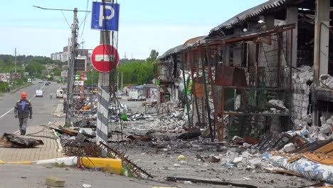 Bucha,-Ukraine---Ein-Einkaufszentrum-Wurde-Von-Russischen-Raketen-Getroffen-Und-Niedergebrannt