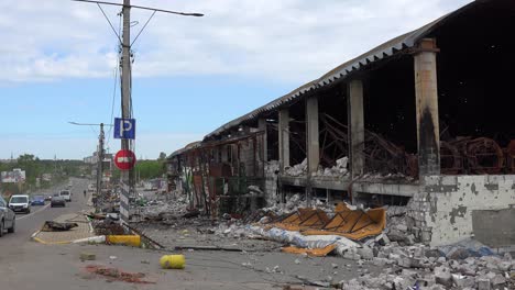 Bucha,-Ukraine---Ein-Einkaufszentrum-Wurde-Von-Russischen-Raketen-Getroffen-Und-Niedergebrannt