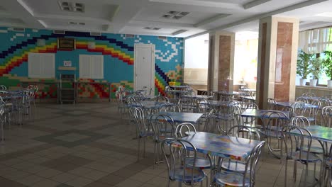 Interior-De-Una-Cafetería-Escolar-Que-Se-Salvó-De-La-Destrucción-En-Bucha,-Ucrania