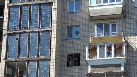 Los-Trabajadores-Reparan-Un-Edificio-Dañado-En-Bucha,-Ucrania-Tras-La-Invasión-Y-Ocupación-Rusa