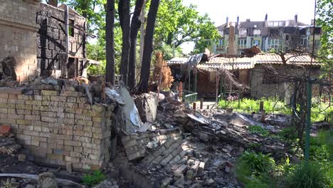 Zerstörte-Nachbarschaft-Von-Häusern-Und-Wohnungen-In-Irpin,-Ukraine-Nach-Der-Russischen-Invasion-Und-Besetzung