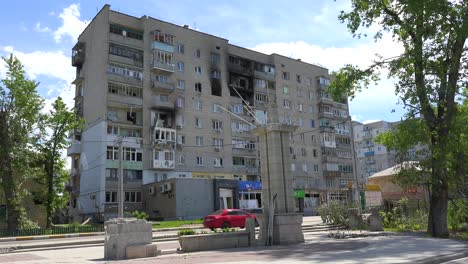 Mehrfamilienhäuser-In-Bucha,-Ukraine-Sind-Nach-Der-Russischen-Invasion-Und-Besetzung-Schwer-Beschädigt