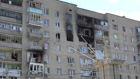 Mehrfamilienhäuser-In-Bucha,-Ukraine-Sind-Nach-Der-Russischen-Invasion-Und-Besetzung-Schwer-Beschädigt