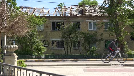 Gebäude-In-Bucha,-Ukraine-Sind-Nach-Der-Russischen-Invasion-Und-Besetzung-Schwer-Beschädigt