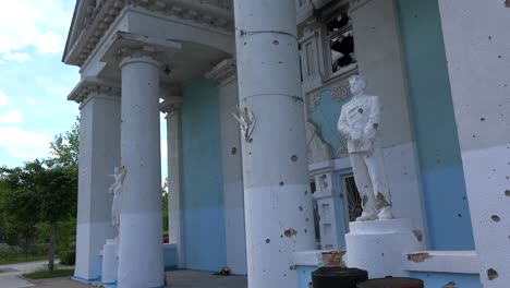 Statuen-Stehen-Vor-Dem-Zerstörten-Äußeren-Der-Bucha-Konzertmusikhalle-In-Bucha,-Ukraine,-Nach-Der-Russischen-Invasion
